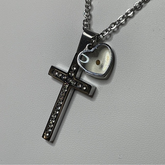 Cross pendant on chain with mustard seed NWOT - Picture 2 of 4